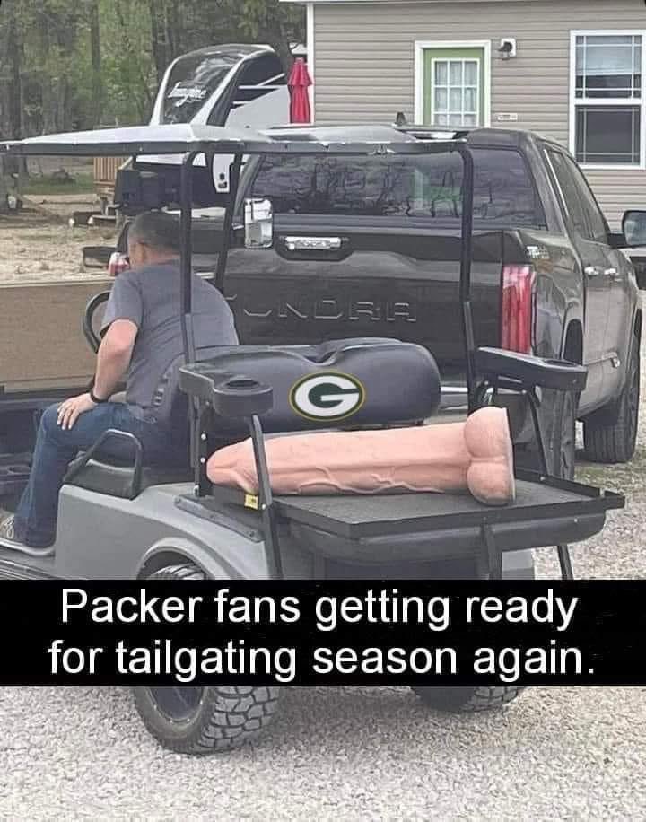 70sNFLSuperPro's tweet photo. Meanwhile, in #GreenBay… #GoPackGo #Skol #DaBears #OnePride #Wisconsin https://t.co/f6UoXLUbN4