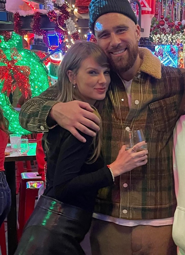 Celeb__Watcher's tweet photo. Sources suggest Taylor Swift will take 'Taylor Kelce' as her personal name and keep the 'Swift' for her stage name and trademark. 

#TaylorSwift #Swifties #TravisKelce https://t.co/tweQZ20cdt