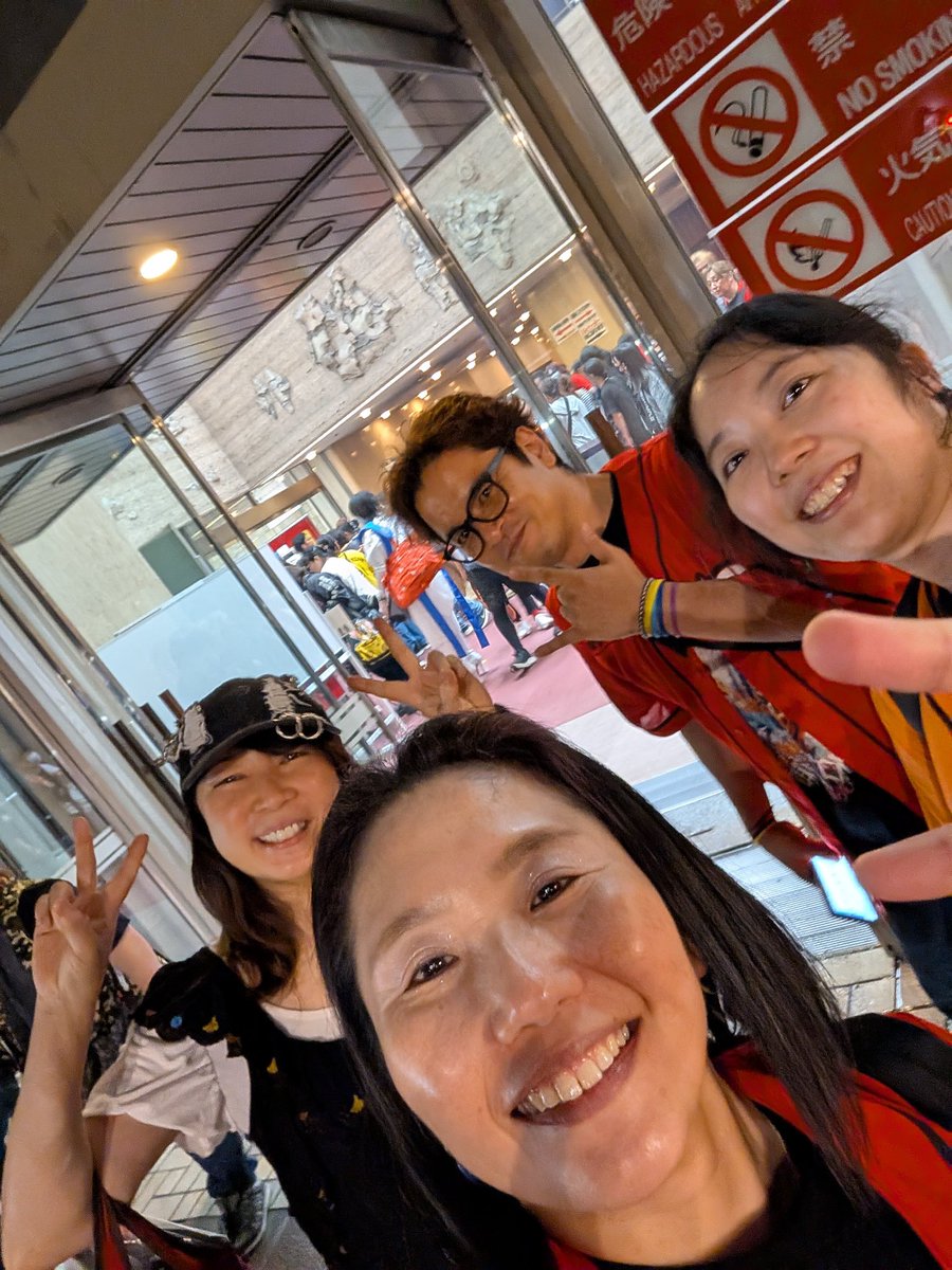 appe728's tweet photo. #聖飢魔IIミサ
楽しかった〜〜〜♡

当たり前やけど
ステージの豪華さ
演奏、MC、観客の楽しませ方
初めての人も常連も楽しめるように
次のLiveへ行く人の楽しみも残しつつ

観客の楽しみ方のグルーブ感❣️

味噌カツも美味しかった😊

誘ってくれてありがとう🌈 https://t.co/XQAWauSZfB
