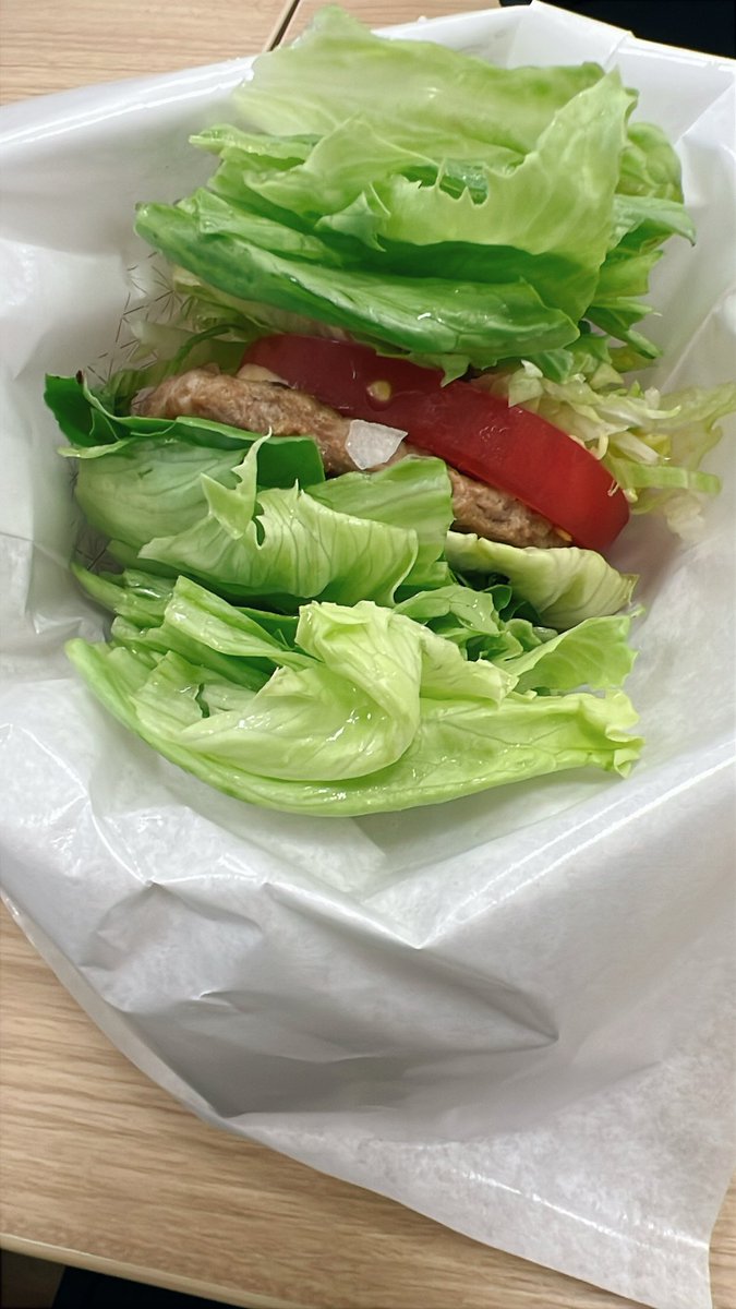 NoExtraNoMovie's tweet photo. 今日も朝モス

やうやう緑なりけり野菜バーガー
すこし赤にて
香り立ちたる肉の細くたなびくような層

今年の夏はエキストラ
（つづく）

#映画 
#エキストラ募集 https://t.co/d8SeSXfKt3