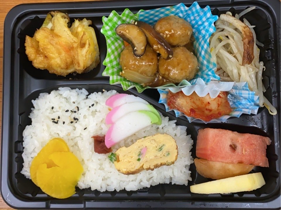 isaodoo's tweet photo. おはようございます！🌞
熊本県南関町にある功堂です。

本日のお弁当🍱
玉ねぎかき揚げ、鶏肉団子甘辛ダレ、もやしちくわ、キムチ、スイカモモりんご

本日も宜しくお願いします🙇
 #南関町 #熊本 #ラ��チ #お昼ごはん #お弁当 https://t.co/c0Db5l9KBm