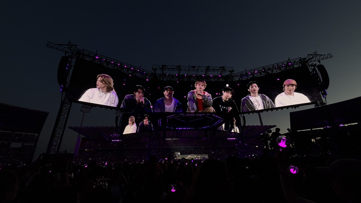 00linerarmy's tweet photo. @jmsmovingcastle I had GA today (D2) and we entered GA at 16.50, through security at 17.30(?). Walked straight to Zone B, and had 2nd row for Idol Barricade (so all way through the back) and had this incredible view, and sooo much space https://t.co/lhtrOexu2j