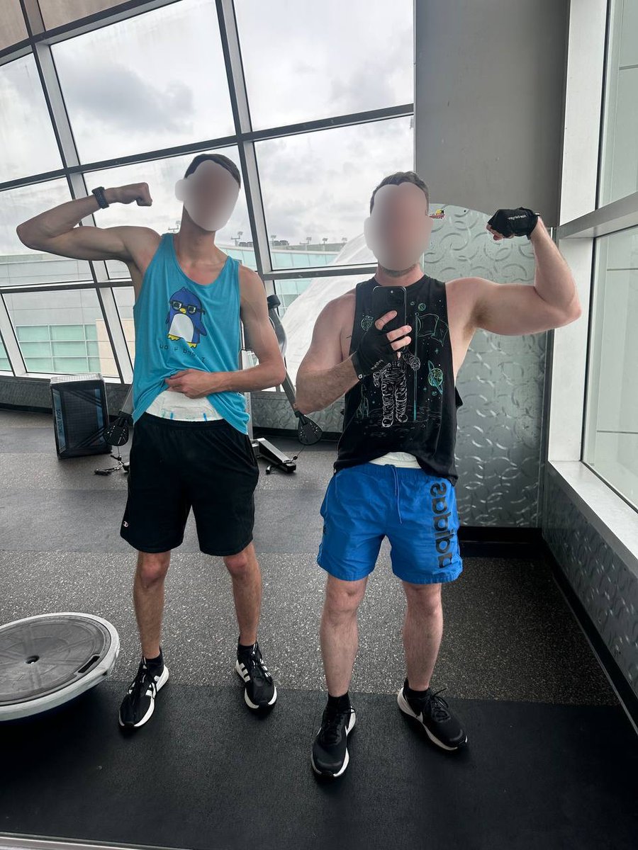 DLc_gaymerjock's tweet photo. These soggy pamps are turning arm day into leg day 💪 @themiddlebro22 https://t.co/WipSlHYsUH