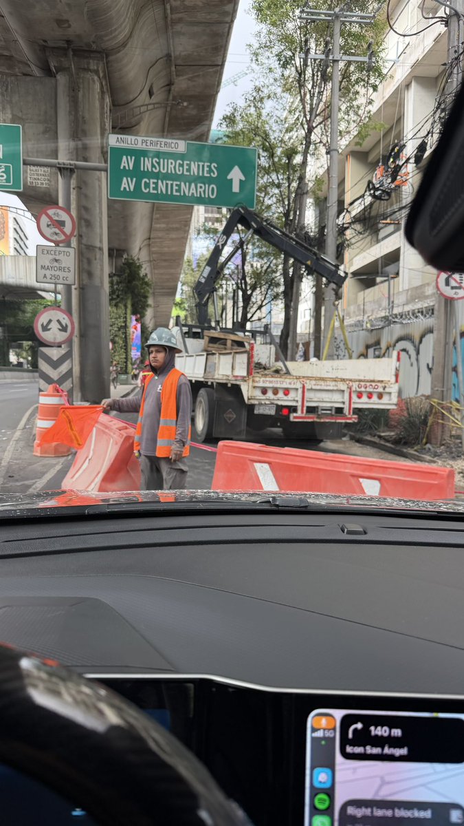 itselectroxime's tweet photo. @C5_CDMX en la lateral de peri antes de llegar a Blvd. Adolfo López Mateos 2008, la constructora de Urbano Town en su nvo complejo, siempre están bloqueando con camiones. Esta vez bloquean con una grúa y no nos dejan pasar a los residentes que vivimos en los edificios aledaños https://t.co/SeNeWr4wD0