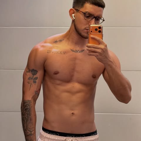 SinnedTV's tweet photo. Debido a que la rutina de grabaciones son agotadoras, Everaldo de #MasterChefBr ha bajado 9 kilos. ¡Wow!
#MasterChef13
@masterchefbr https://t.co/5K3HJjfplI