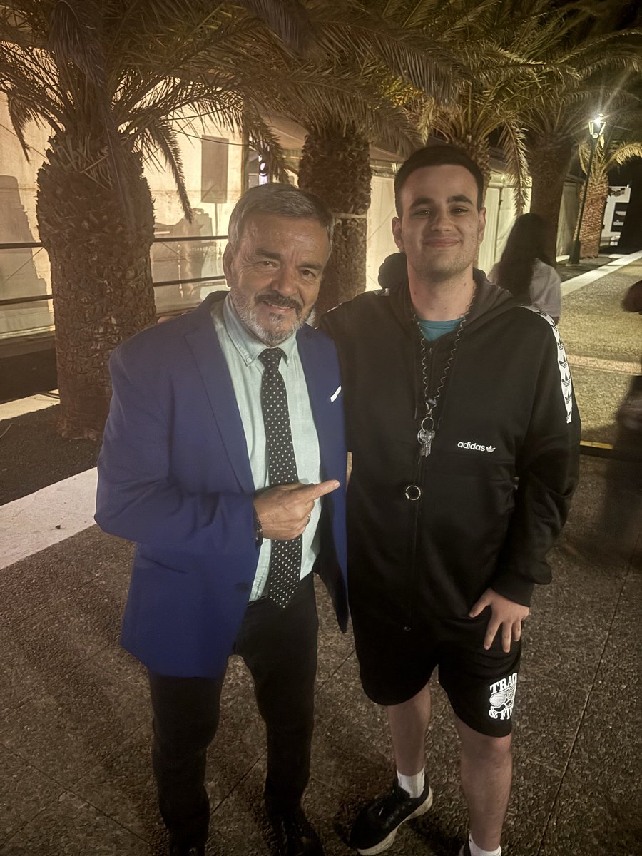 Pablolpi's tweet photo. Lo considero un logro (sacarme una foto con Pepe Benavente (salgo algo gordo pero bueno pa gustos ojetes)) https://t.co/dpqANVVA9F