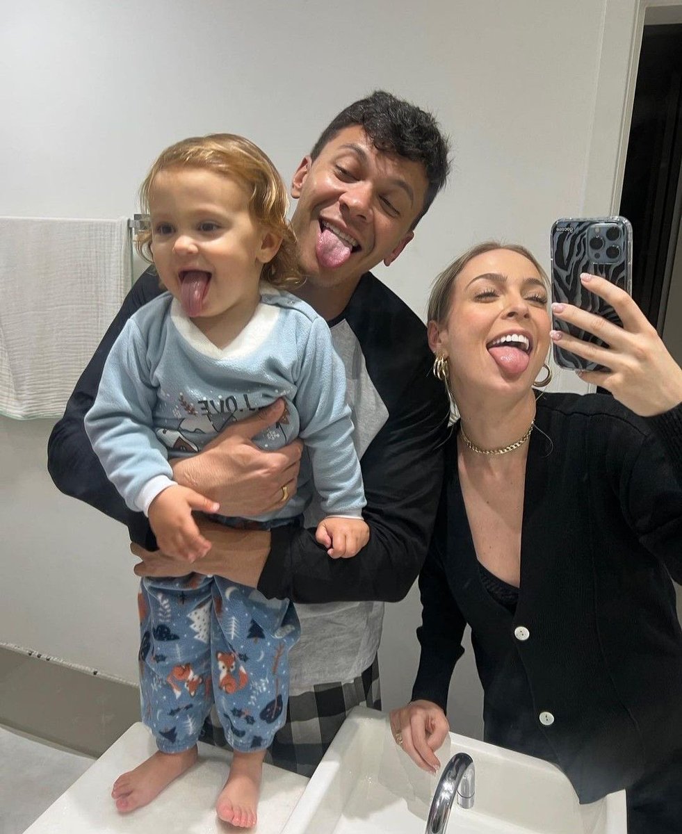 rindocasal's tweet photo. 🚨Até hoje o meu maior Sonho é saber o que rolou com a Tata e o Julio Cocielo, mas fez bem para ela estar solteira, está com um Brilho diferente e lindíssima❤️😍 https://t.co/nD8lvsojTF