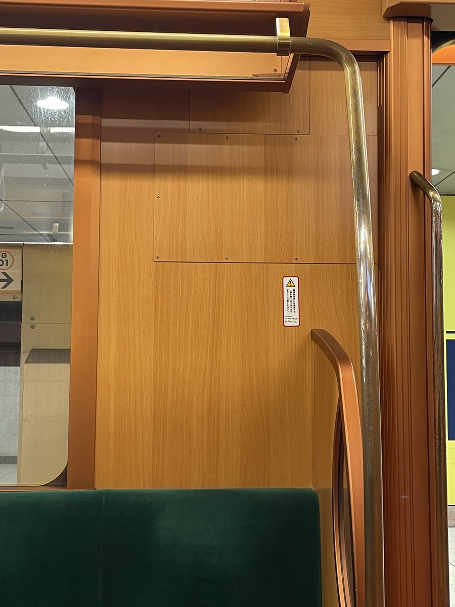 MickeyTownBus's tweet photo. 銀座線の特別仕様車、ここに液晶なかったっけ？ https://t.co/K8YFZActRE