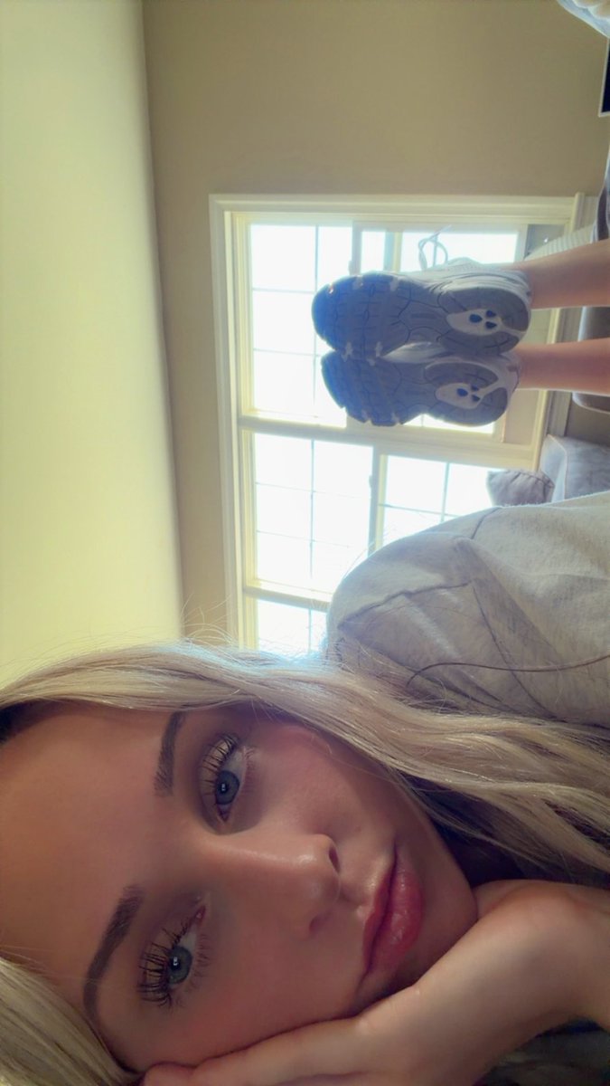Ariownsu's tweet photo. Something distracting ya? https://t.co/sg5tZKYIEF