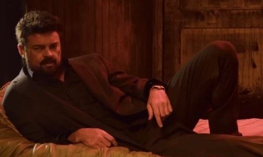 r0maniaxpascal's tweet photo. amo que em toda oportunidade que o karl tem ele deita de pernas aberta. pose perfeita https://t.co/dQoJHuCXSj