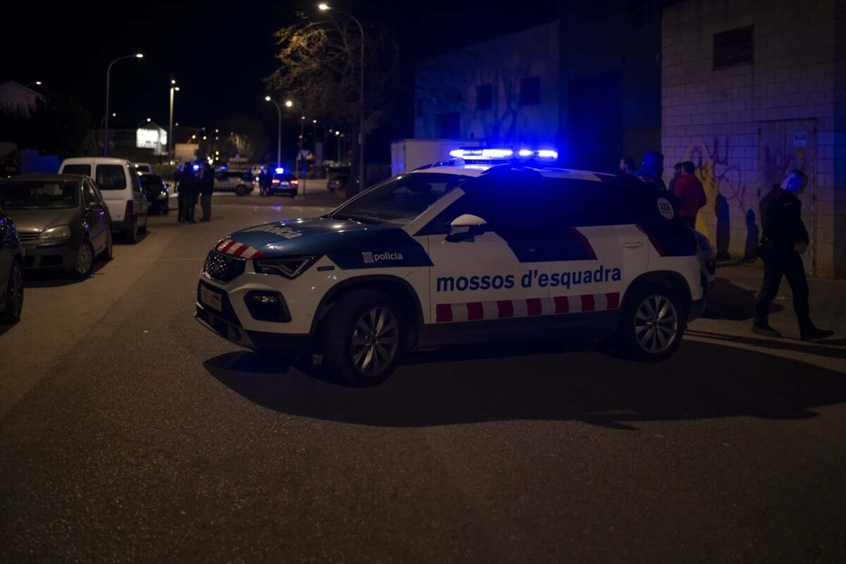 apunyapistocat's tweet photo. 🚨 ÚLTIMA HORA || ASSASSINAT UN MENOR DE 15 ANYS en un TIROTEIG al parc de la Pegaso de Barcelona.

👉 Un grup d'entre 4 i 7 joves l'ha abordat i li ha disparat a l'estómac. La policia ha trobat una beina de 9 mm i investiga una possible revenja de bandes llatines.

ℹ️ @elcasocat https://t.co/t6ZX7KNVdj