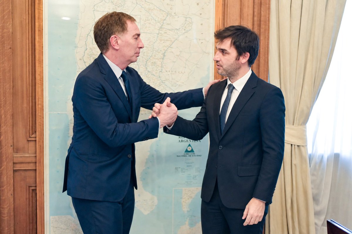 NachoTorresCH's tweet photo. EL NUEVO ACUEDUCTO DE COMODORO YA TIENE FECHA DE LICITACIÓN

Tuvimos una muy buena reunión con @diegosantilli, donde acordamos avanzar en el decreto que habilitará la licitación del nuevo Acueducto de Comodoro Rivadavia la próxima semana: una obra esperada durante años por todos los vecinos del sur de la provincia.

Además, conformamos una mesa de negociación para trabajar en conjunto sobre la futura concesión de la Central Hidroeléctrica Futaleufú.

Porque los compromisos se cumplen: ese es el camino que elegimos para seguir transformando nuestra provincia.