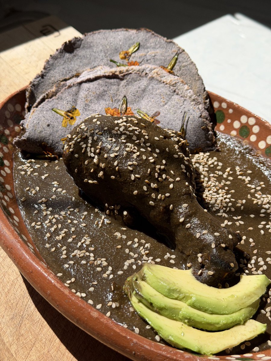 cowdealer's tweet photo. Molé de huitlacoche https://t.co/YkYxhns9ZD