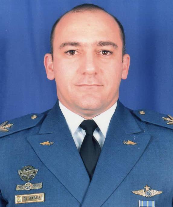 SeirContreras's tweet photo. Hace minutos fue excarcelado el May. (Aviación) Adrián De Gouveia, como “medida humanitaria” de la tiranía tras perder a su esposa, suegra y sobrina en un edificio que se desplomó en Turmero, estado Aragua. Estaba preso en Ramo Verde, señalado en la “Operación Gedeón”. https://t.co/lc0OMyNcPb