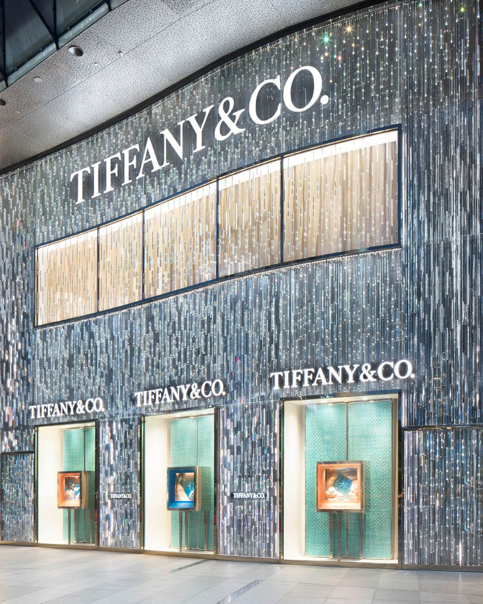 TiffanyAndCo's tweet photo. Introducing the reimagined Singapore Flagship at ION Orchard in Garden City. Featuring the House’s iconic collections, high jewelry creations, exclusive archival pieces and bespoke art pieces, the flagship is a celebration of Tiffany’s unparalleled craft and artistry and the House’s enduring relationship with Singapore. 

#TiffanyAndCo