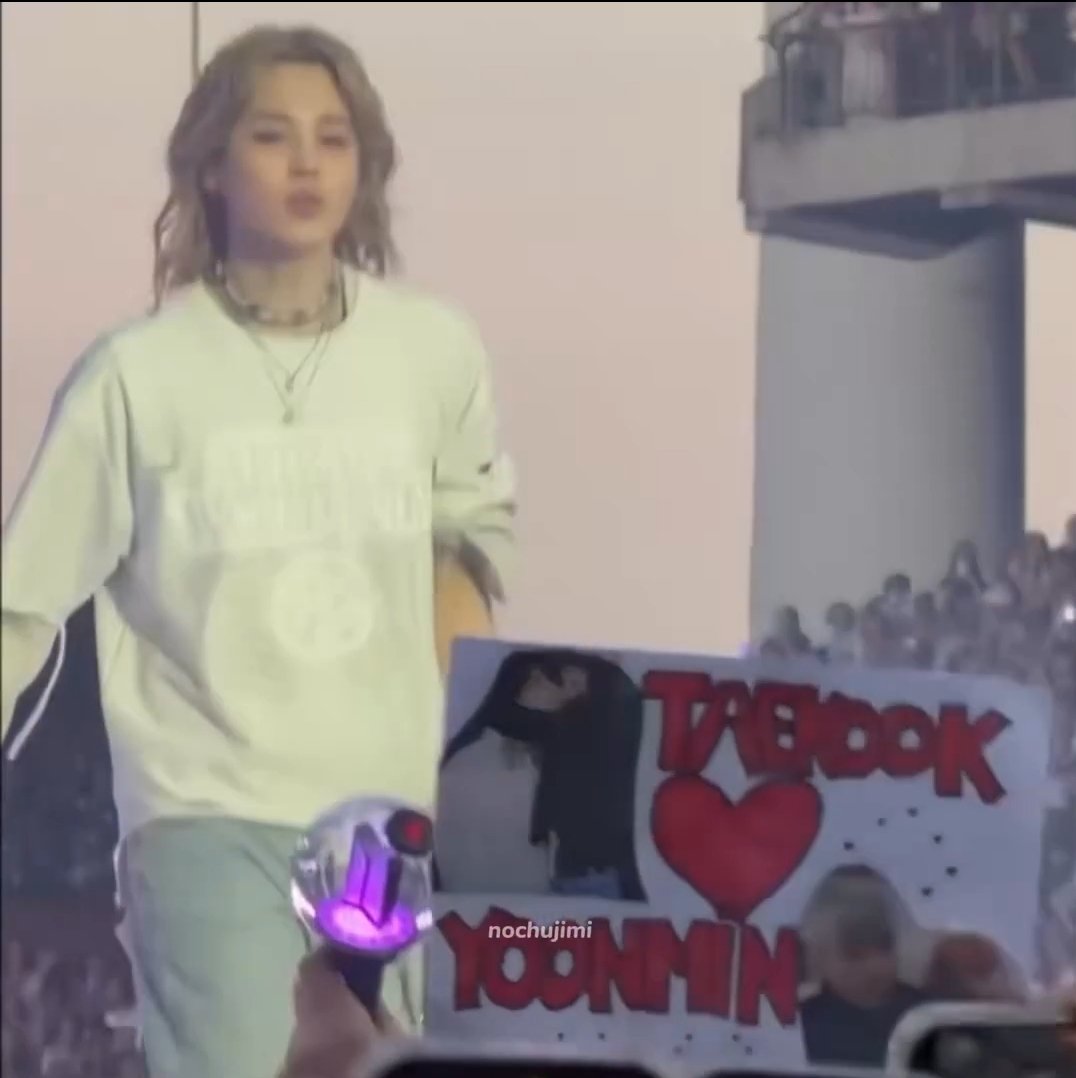 musaparkJeon's tweet photo. O que me cura é que quando essa vagabunda aqui tava fazendo esse cartaz, Yoongi estava turistando em Barcelona, Tae em Paris, e o Jimin dormindo nos braços do Jungkook no jatinho particular a caminho da Bélgica https://t.co/jJFZAxOHpA