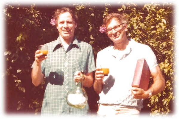 CubaOrtografia's tweet photo. Falacia de planificación de Kahneman y Tversky

En un estudio pionero de finales de los años 70, los psicólogos Daniel Kahneman y Amos Tversky analizaron cómo las personas estiman el tiempo, los costos y los riesgos de proyectos futuros. A través de experimentos con estudiantes y profesionales, notaron un patrón consistente: los participantes subestimaban sistemáticamente la duración y los obstáculos de las tareas, incluso cuando conocían datos de proyectos similares del pasado. Este fenómeno, denominado falacia de planificación, surge de la tendencia a adoptar una visión interna optimista que se centra en escenarios ideales y pasos secuenciales perfectos, ignorando las complicaciones imprevistas, las interrupciones y la curva de aprendizaje real que toda actividad compleja exige. Kahneman, galardonado más tarde con el Nobel de Economía, integró este sesgo en su marco de pensamiento rápido y lento, donde el sistema intuitivo prioriza narrativas simplistas sobre evidencias históricas rigurosas.

La curva de aprendizaje, descrita inicialmente por el psicólogo Hermann Ebbinghaus en 1885 y aplicada a la producción por Theodore Paul Wright en 1936 en la industria aeronáutica, muestra que la eficiencia mejora gradualmente con la experiencia acumulada, pero requiere tiempo, errores y ajustes constantes. No hay atajos mágicos: el dominio de sistemas complejos sigue una pendiente que solo se suaviza tras repeticiones prolongadas y correcciones dolorosas. Ignorar esta realidad genera expectativas desmedidas y fracasos predecibles.

Las experiencias de planificación centralizada en el siglo XX ilustran con crudeza este sesgo en acción. En Polonia durante las décadas de posguerra, los burócratas estatales impulsaron planes quinquenales ambiciosos para industrializar el país de manera acelerada, convencidos de que la «voluntad política» bastaría para superar las ineficiencias iniciales. Subestimaron brutalmente el tiempo necesario para que gerentes, trabajadores y cadenas de suministro dominaran nuevas tecnologías y coordinaran miles de variables sin señales de mercado. El resultado fueron cuellos de botella persistentes, calidad deficiente y estancamiento relativo frente a economías más flexibles. La complejidad institucional no se absorbió de la noche a la mañana; la curva de aprendizaje se cobró su precio en escasez y descontento social.

En países de corte izquierdista en los años 70 y 80, los dirigentes aplicaron modelos de colectivización agrícola y planificación industrial con idéntica arrogancia. Creyeron que los decretos y las movilizaciones masivas podrían comprimir décadas de desarrollo en unos pocos años, ignorando que los campesinos y administradores locales necesitaban años para internalizar nuevas prácticas, manejar la irrigación a escala o adaptar los cultivos. La hambruna de 1983-1985 demostró con claridad la subestimación de la curva de aprendizaje, al transformar buenas intenciones en una catástrofe humanitaria, con millones afectados por la rigidez de un sistema que no permitía correcciones locales rápidas.

China, en sus primeras fases de industrialización forzada durante el Gran Salto Adelante, repitió el error con consecuencias aún mayores. Los planificadores centrales impusieron metas de producción siderúrgica y agrícola que despreciaban el tiempo real para que millones de personas dominaran técnicas complejas. Hornos improvisados y colectivizaciones precipitadas generaron caos productivo en lugar de progreso, porque la experiencia institucional no se improvisa. Solo tras ajustes dolorosos y aperturas selectivas posteriores el país comenzó a ascender por curvas de aprendizaje más realistas, aunque a un coste humano elevado.

Este sesgo persiste en propuestas contemporáneas de control estatal amplio sobre sectores energéticos, sanitarios o educativos en diversos países de América Latina y Europa. Se asume que bastará con leyes y presupuestos generosos para que burócratas novatos o redes clientelares dominen la gestión de sistemas inmensamente intrincados, pasando por alto que la coordinación efectiva exige décadas de prueba y error, incentivos alineados y retroalimentación constante. La falacia lleva a promesas de transformación rápida que, al chocar con la realidad, demandan más intervenciones coercitivas para disimular el retraso.

La falacia de planificación no perdona a quienes pretenden rediseñar sociedades enteras desde escritorios lejanos. Recuerda que la complejidad humana y productiva no se somete a calendarios políticos arbitrarios, sino que avanza solo mediante experiencia acumulada, humildad ante el error y mecanismos que permitan ajustes locales veloces. Ignorarla no acelera el progreso; solo multiplica las ruinas y las excusas posteriores.