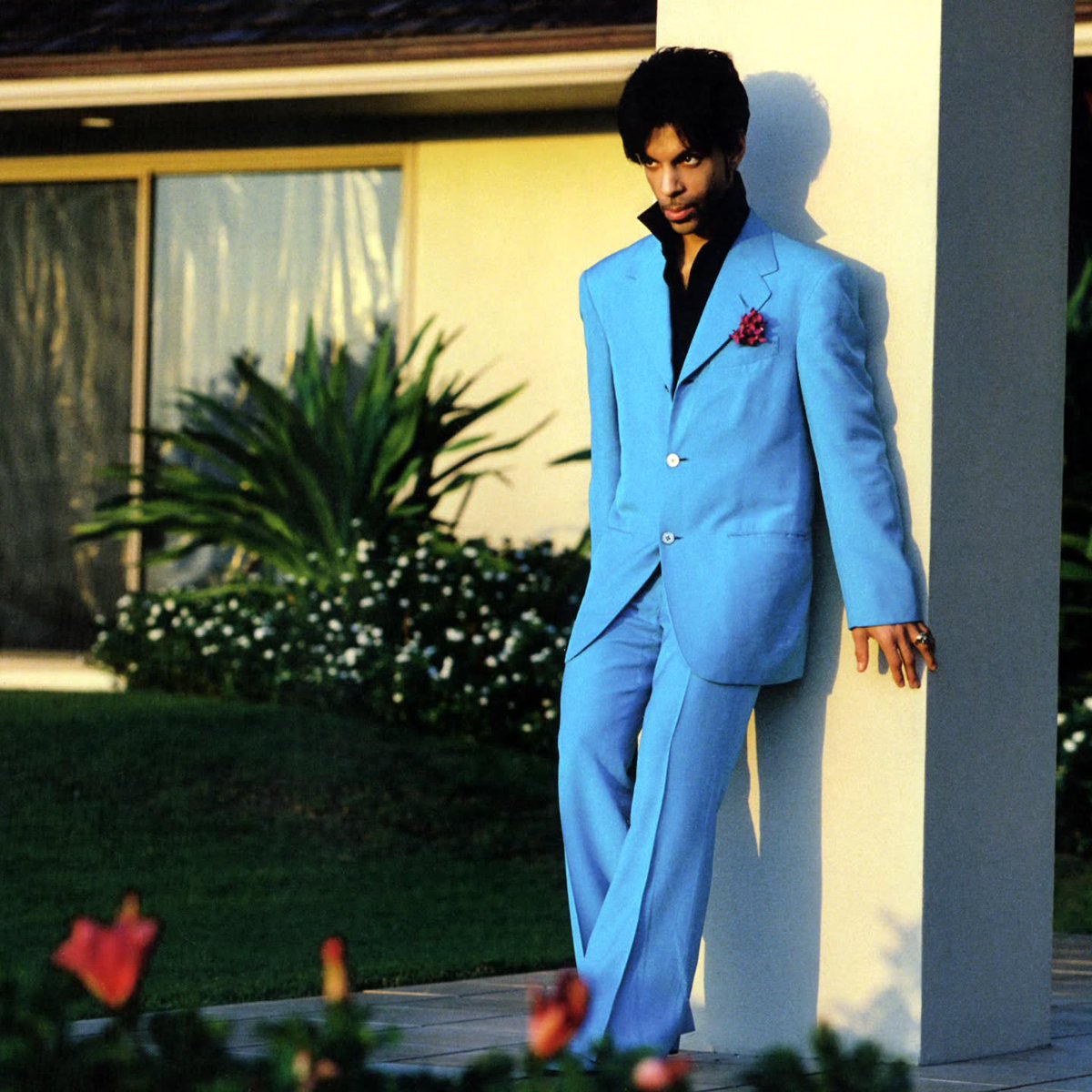 PrinceBot's tweet photo. Prince in Hawaii (2003) 💜

Another wonderful image from Afshin Shahidi's Prince in Hawaii: An Intimate Portrait of an Artist.

These photographs capture a more relaxed and reflective side of Prince at the end of the 2003 World Tour, just before the Musicology era began. 💜 https://t.co/diWfFfBYbq