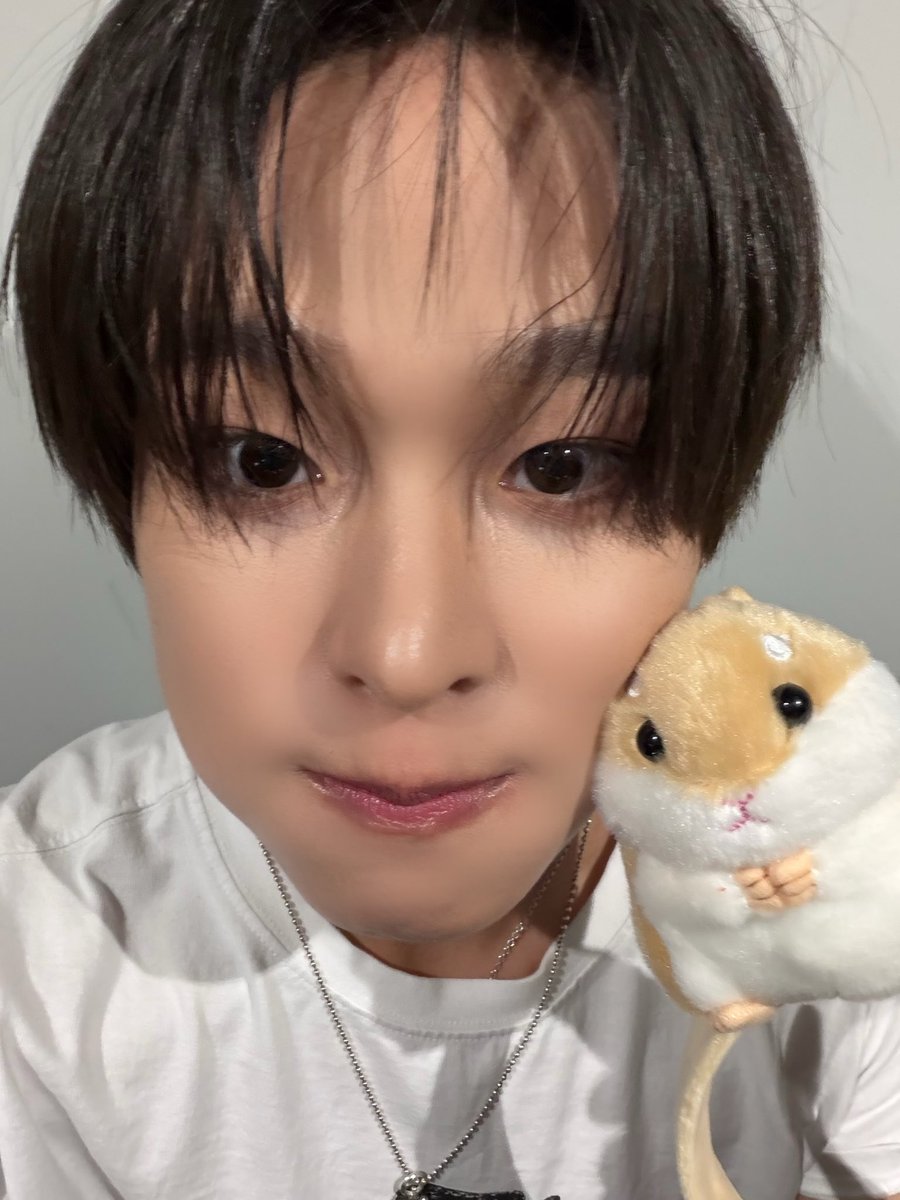 zzi_0221_'s tweet photo. 해킹 당해서....... 계정 새로 만들었어요😵‍💫 https://t.co/vk3kPnmBVw