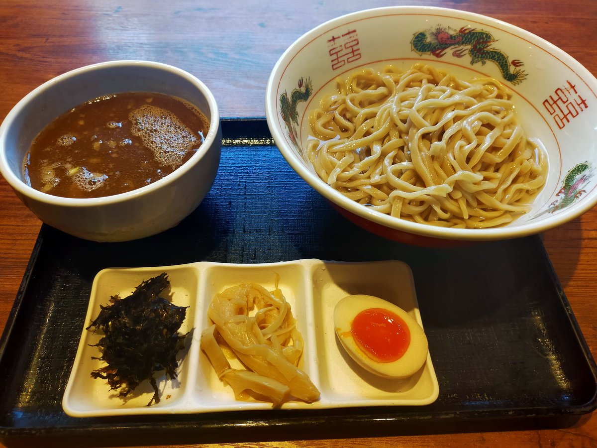 wvuM1w6KyWf6i9w's tweet photo. 7/3(金)
11:00~14:30
17:30~20:00

おはようございます🌧️梅雨空に戻りましたね😅
限定麺「煮干しつけ麺」は氷水で〆た麺を昆布水に浸して提供してます。サッパリいただけますよ🤗
日替りご飯・レギュラーメニューもバッチリ仕込んでお待ちしておりますm(_ _)m https://t.co/5pJ423otNg