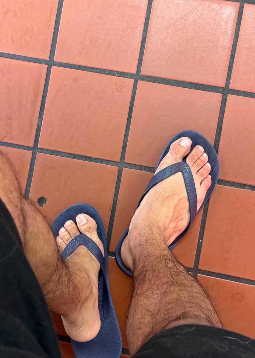 MRshr6i's tweet photo. Me gusta salir a la calle en sandalias porque mis pies se sienten tan libres 👣✨ https://t.co/Jmsfbgi8cK