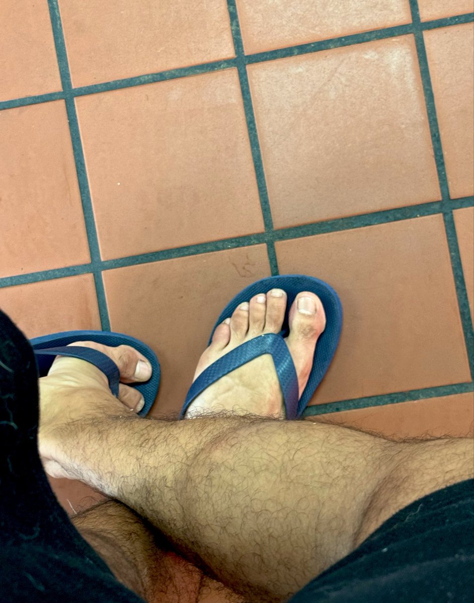 MRshr6i's tweet photo. Me gusta salir a la calle en sandalias porque mis pies se sienten tan libres 👣✨ https://t.co/Jmsfbgi8cK