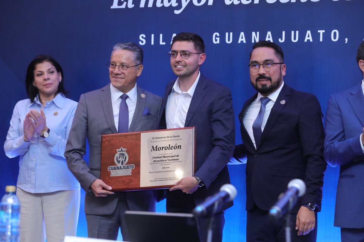 fjjuarezl's tweet photo. En compañía del secretario de Gobierno, @jorgelona1, durante la Primera Sesión Ordinaria del SEAIV reconocimos a las y los 1️⃣8️⃣ presidentes municipales que pusieron en marcha su Unidad Municipal de Atención a Víctimas para brindar un acompañamiento humano y cercano a las familias https://t.co/JIMD4NUeZ9