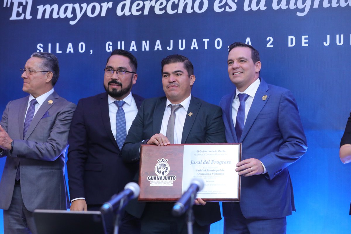 fjjuarezl's tweet photo. En compañía del secretario de Gobierno, @jorgelona1, durante la Primera Sesión Ordinaria del SEAIV reconocimos a las y los 1️⃣8️⃣ presidentes municipales que pusieron en marcha su Unidad Municipal de Atención a Víctimas para brindar un acompañamiento humano y cercano a las familias https://t.co/JIMD4NUeZ9