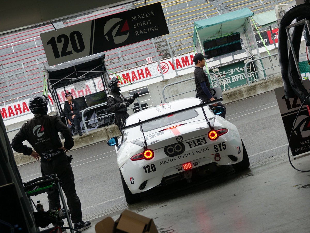 tatsukt15's tweet photo. #スーパー耐久　1日目はスポンサー様のステッカーを貼ったり写真を撮ってました📸
2日目も雨なので気をつけていきます👍

#MAZDA_SPIRIT_RACING  
#MAZDA 
#マツダ
#S耐への道 https://t.co/JwxO72ncTz