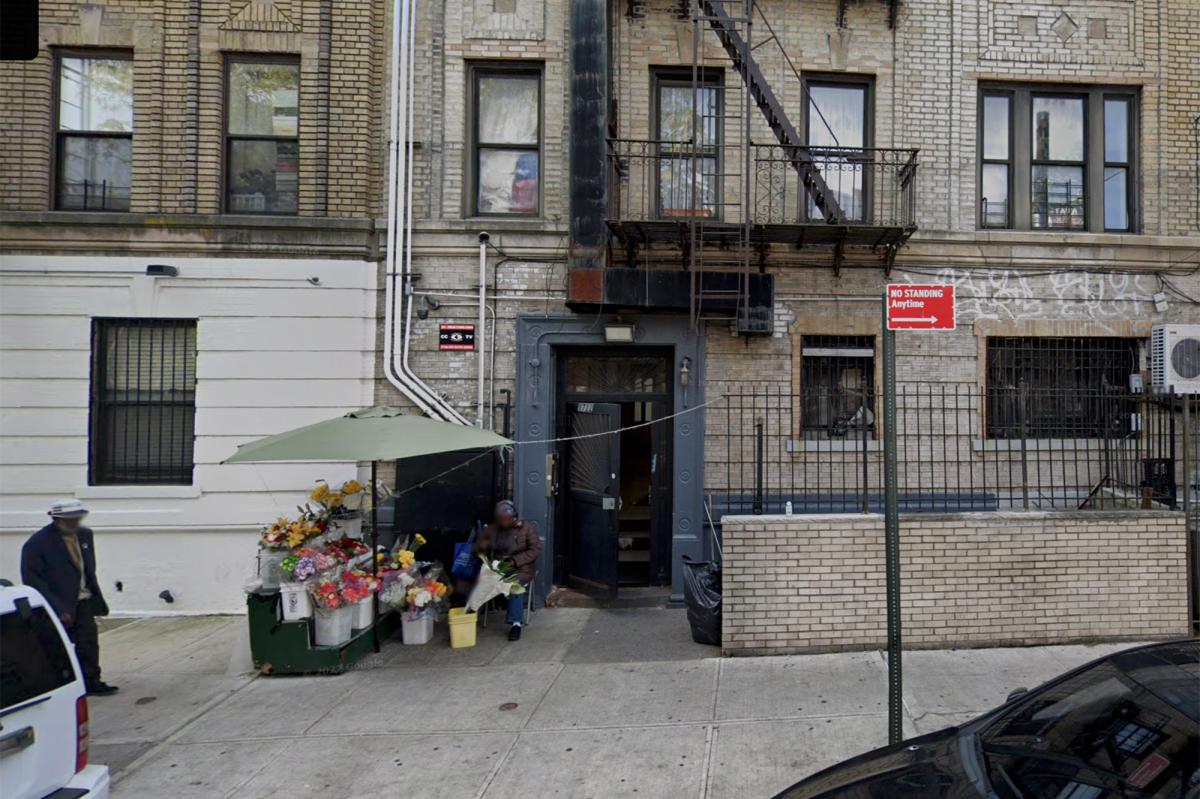 nypost's tweet photo. Man's skeletonized body found wedged inside couch by cleaning crew in NYC apartment https://t.co/QbHLacbqns https://t.co/51IMZXKLWD