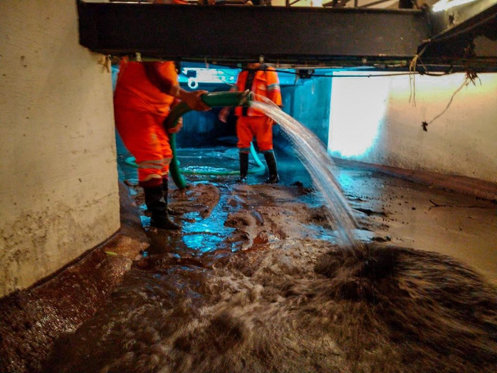 pepechedrauimx's tweet photo. Concluimos las labores de limpieza en el Puente de Bubas, un sitio histórico emblemático para nuestra ciudad. 🧹🏛️

Tras la lluvia del pasado domingo, nuestras cuadrillas de @LimpiaPue retiraron los residuos y materiales arrastrados por la corriente, dejándolo impecable. https://t.co/iNNZLVBL2F