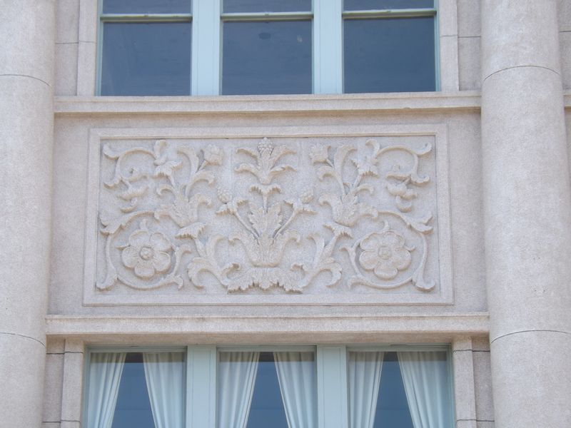 semba_shobo's tweet photo. ■保刈歯科醫院(旧 山吉百貨店)

昭和11年築の建物は保岡勝也の設計。
3階建ての百貨店は食堂、屋上庭園と当時としては画期的だった。
その後は現在の丸広百貨店だった時代も…
建物は渦巻き型のイオニア式の柱頭やアカンサスのレリーフ、ステンドグラスなど、見どころは多い。

川越の建物近代建築編 https://t.co/lWbhtlHCtA