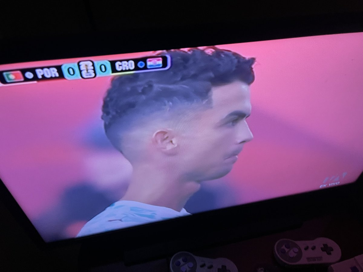 GivenToGlory's tweet photo. The second that papi scores, I’ll definitely go to a bar and get myself a Stella. 🦵⚽🍺 https://t.co/2S4FttUhnt
