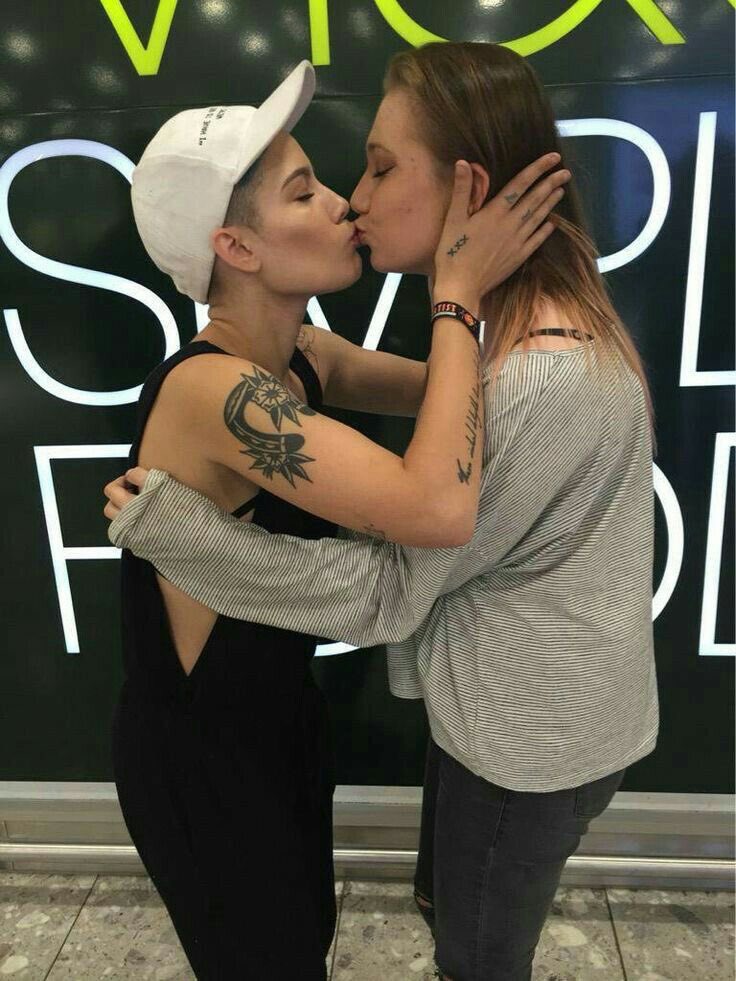 dykedunne's tweet photo. tb to halsey kissing fans for a picture you had to be there https://t.co/sSmhloN8Gn