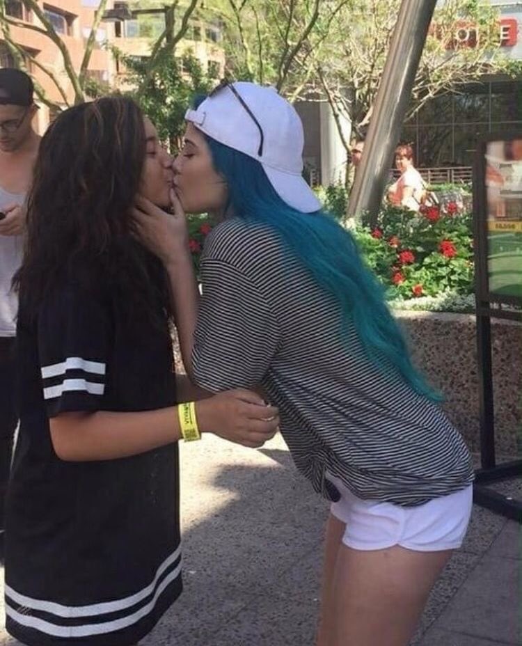 dykedunne's tweet photo. tb to halsey kissing fans for a picture you had to be there https://t.co/sSmhloN8Gn