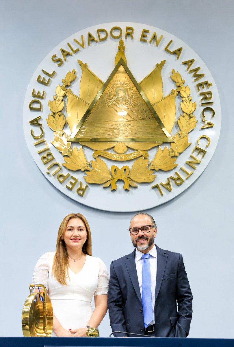 RachellPorSS's tweet photo. Es un honor trabajar con un gran lider como el presidente de la @AsambleaSV @ECastroES un hombre comprometido con el país y con nuestra gente, dedicado a trabajar por las transformaciones de nuestra nación. 💪🇸🇻 https://t.co/upcQmCZfKl