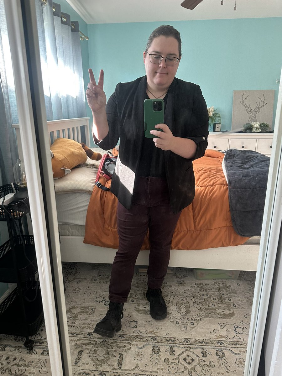 Ashetrologer's tweet photo. Nailed two interviews for an office job this week! Might finally graduate from retail to office work 😇 https://t.co/AiOXlfxhlJ