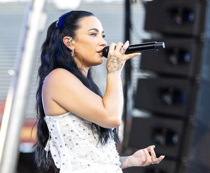 lonelylvato's tweet photo. random, but i’m obsessed with how demi holds her mic https://t.co/7IQ8P0Xthb