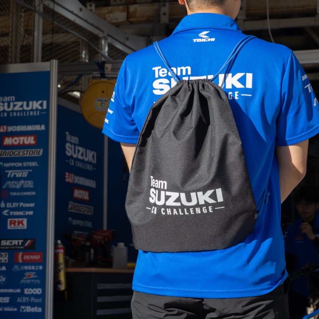 teamsuzukicn's tweet photo. 📣ピットウォークでお配りするノベルティ公開！【数量限定】

CNチャレンジのナップサックを背負って鈴鹿8耐を楽しんでください🎶

#鈴鹿8耐 #Suzuki #TeamSuzukiCNChallenge https://t.co/AEXWrgVeTV