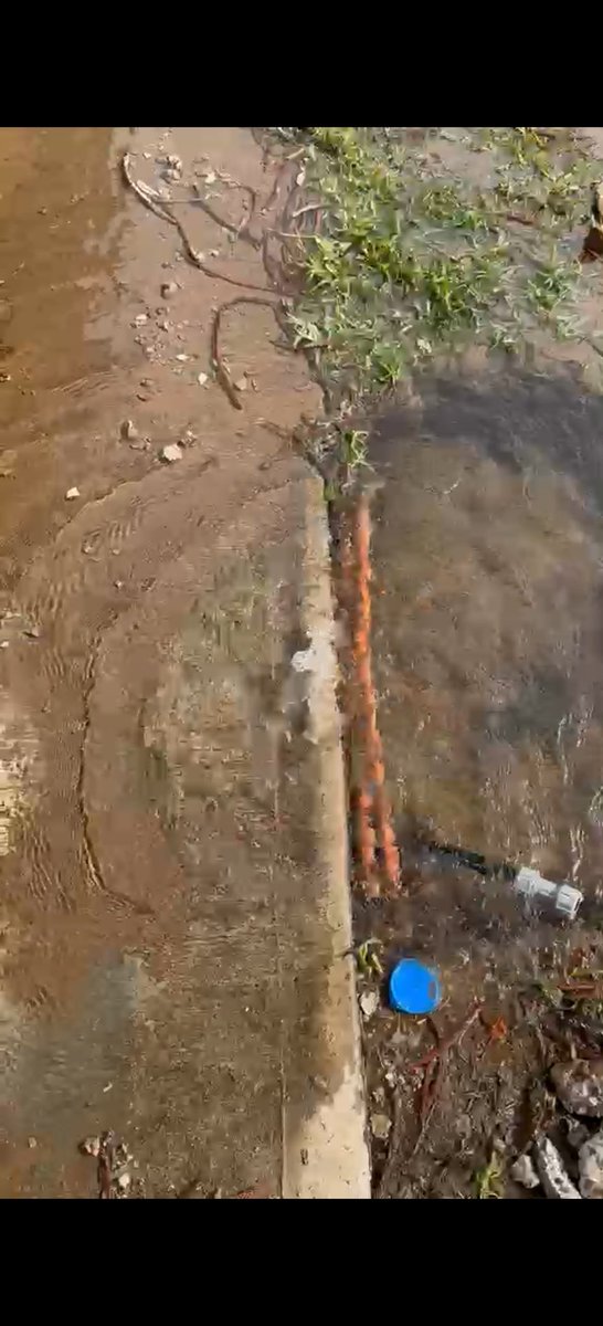 Swanniebel's tweet photo. @siapagdl  vinieron sus trabajadores a "reparar" una fuga de agua y dejaron peor salieron corriendo  en rinconada san Isidro https://t.co/KGPrWBRtZH