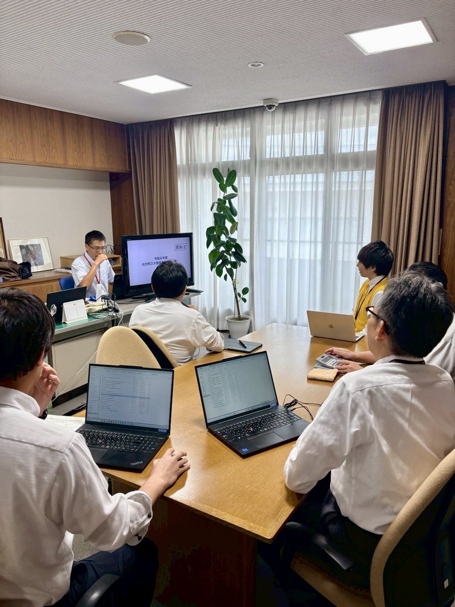 tmasa43's tweet photo. ＼💻行政DXをさらに前へ！✨／

役場の機構改革で誕生した、行財政課情報担当と打ち合わせを行いました。

今回のテーマの一つは、電話等でのAI活用について📞🤖

町民の皆さまにとって、より早く、より分かりやすく、必要な情報につながる仕組みをつくることは、行政サービスの向上につながります。

もちろん、行政として丁寧さや正確性を大切にしながら、どのような活用ができるのか、まずはしっかり研究してまいります。

スマホ町役場に続き、これからも「お役所仕事でも体験価値を高める」行政DXを進めてまいります💪✨

#松伏町 #町長 #行政DX #スマホ町役場 #町民が主役