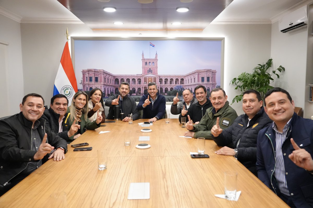 AllianaPedro's tweet photo. Junto al presidente @SantiPenap, compartimos una amena reunión con los amigos del gran Equipo del Partido Colorado del Departamento Central. Coordinamos acciones con miras a las elecciones municipales de octubre. https://t.co/oY54SlF9pZ