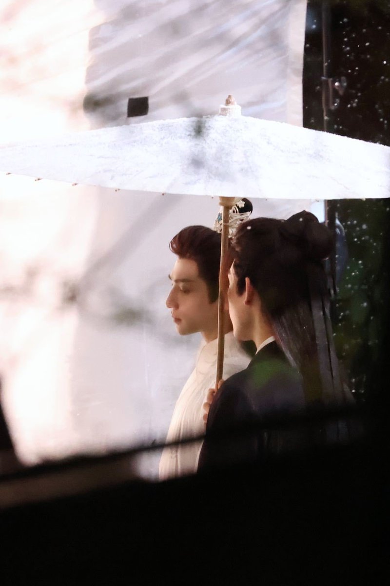 wanningism's tweet photo. chu wanning used to hold his own umbrella now he has someone willing to hold an umbrella over him for a lifetime https://t.co/kSA1q9Cr5a