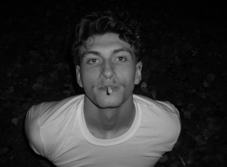 RPGASHES's tweet photo. DAEMON ELDRITCH MORTIMER  

⚜ Idαde: 23
⚜ Pronomes: Ele/Dele
⚜ sexuαlidαde: Em aberto 
⚜ Origem: Wallaquia 
⚜ Cargo: Mágico 
⚜ Espécie: Humano 
⚜ @DAE03H https://t.co/bkRUMiGJCd