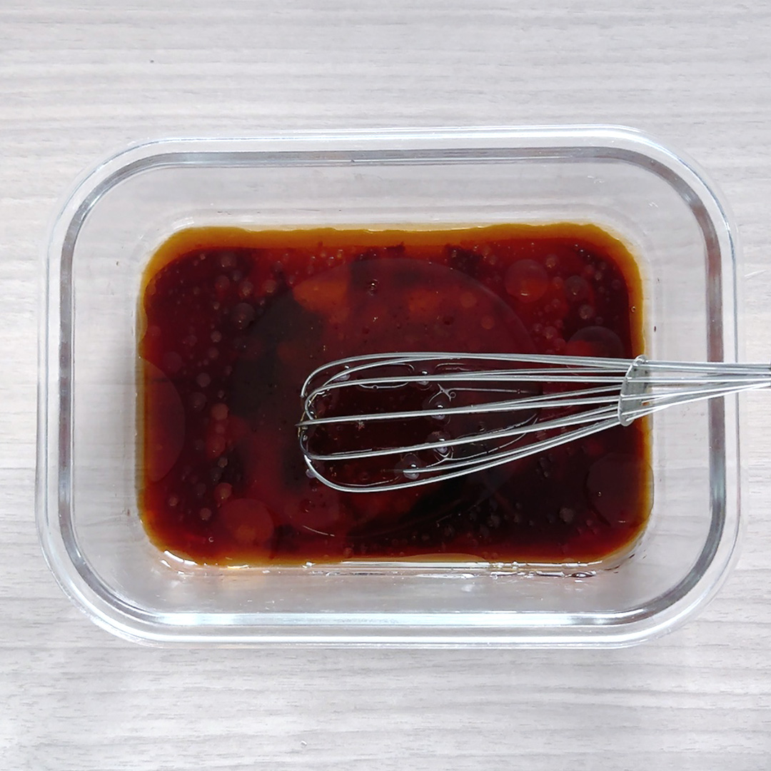 TastyJapan's tweet photo. 【トマト、この味付けだけ覚えて】切って漬けるだけ。トマトが飲める勢いでなくなる。

トマトはこの漬けだれが大正解。ごま油を合わせた甘辛だれに半日漬けるだけで、うま味たっぷりの一品が完成します。冷やして食べるとさらにおいしいウマだれトマト漬けです。

詳しいレシピはリプ欄で⬇️ https://t.co/Q6fDjWHufx