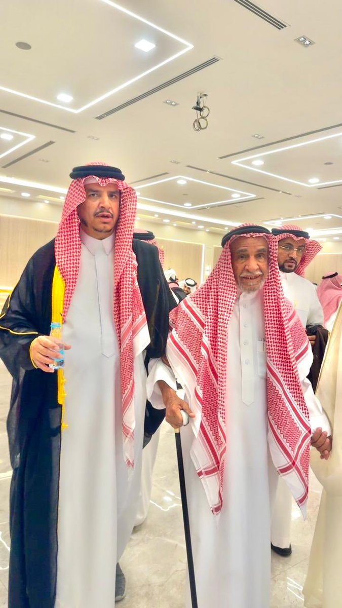salemalkulib's tweet photo. صورة تجمع الوالد عبداللطيف بن سالم الحامد الكليب مع العم محمد بن عثمان المسعد الكليب، أطال الله في عمره، في حفل زواج الأخوين نواف وعبدالله، أبناء مصطفى بن مبارك السليم الكليب.

بارك الله لهما، وبارك عليهما، وجمع بينهما في خير، ونسأل الله أن يرزقهما حياةً سعيدةً عامرةً بالمودة والبركة. 🤍🤍