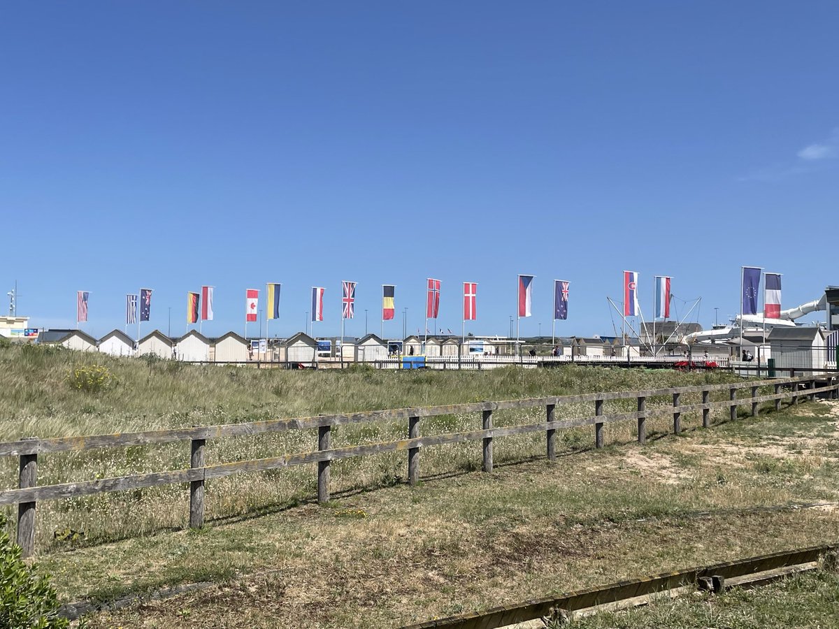 Symphoman33's tweet photo. @americanflagusa Le saviez-vous ? Le premier mort français lors du débarquement en Normandie a été tué par… un ukrainien!! 
Et vous savez quoi, ils mettent le drapeau ukrainien sur les plages du débarquement en 2026…. https://t.co/d1QgUkhj9c