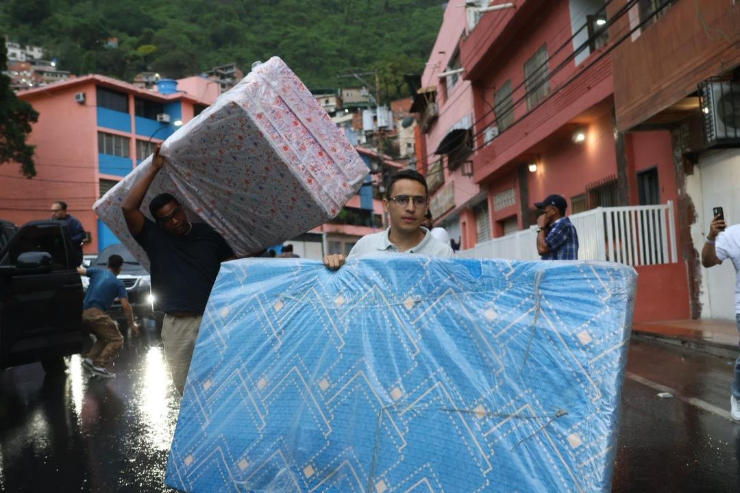 VenteVenezuela's tweet photo. #TodosConVzla | Nuestros voluntarios entregaron colchones a las familias afectadas en el sector El Rincón de Maiquetía. Cada aporte se convierte en alivio real para quienes hoy más lo necesitan.

Para seguir apoyando, recibimos tus donaciones en nuestro centro de acopio:
📍 Lugar: Quinta El Bejucal, Cuarta Avenida de Altamira (entre 9.ª y 10.ª Transversal), Caracas.

¡Nos tenemos! 🇻🇪