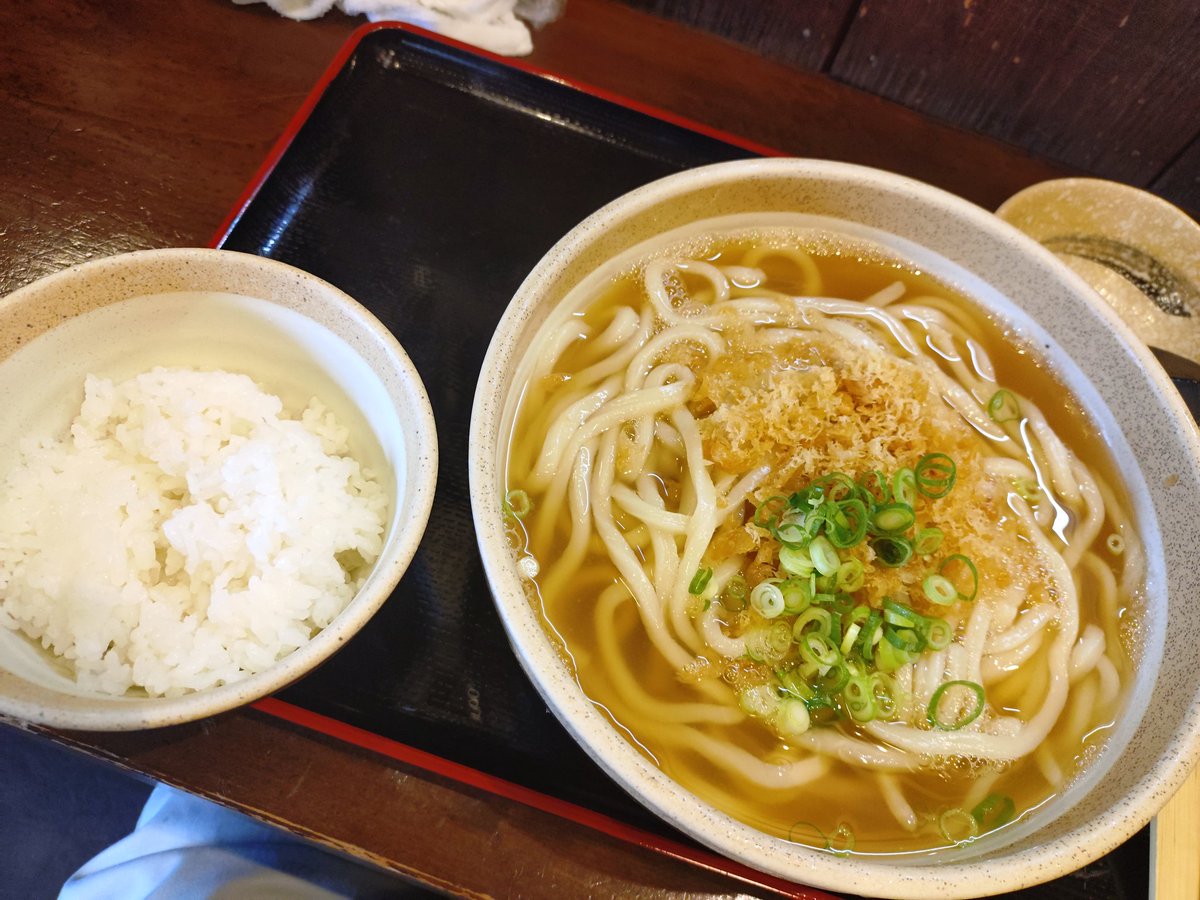 TakajinW's tweet photo. #うどん処万燈家 
大盛りランチ

600円なので夜勤前の調整にはもってこい😏

因みに冷たいのんもあるけど、うどんはあっついのん一択👍

旨し😋 https://t.co/kZR4DclZRz