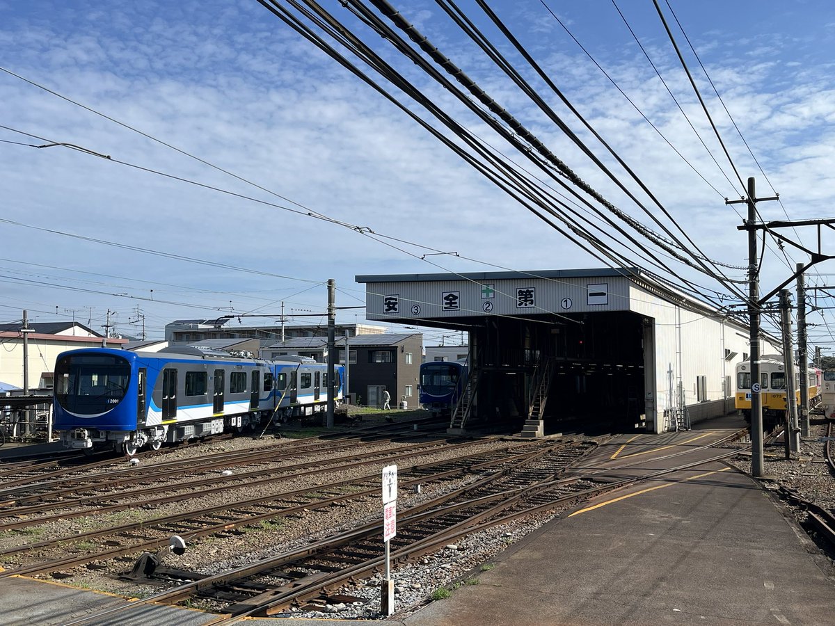 nagaoyoshio's tweet photo. 今朝のことでん2000形

昨日夕方は工場のほうに居ましたが、今朝は検車場のほうに^_^

2026.07.03 https://t.co/4zYZU6dEpR
